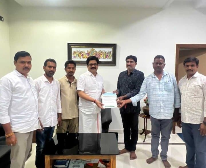 బాధితులకు CMRF చెక్కు అందజేత