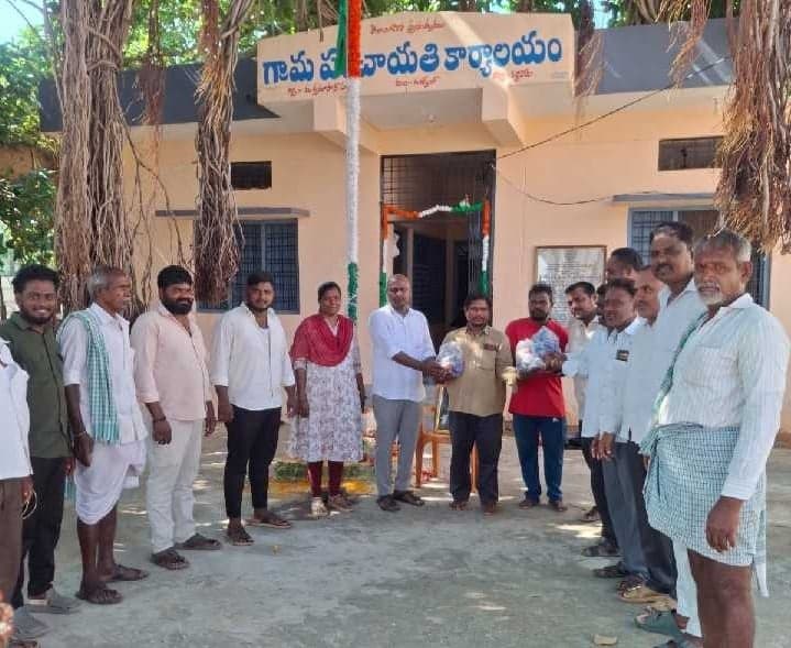 మక్త మాసాన్‌పల్లిలో జెండా ఆవిష్కరణ - Udayam