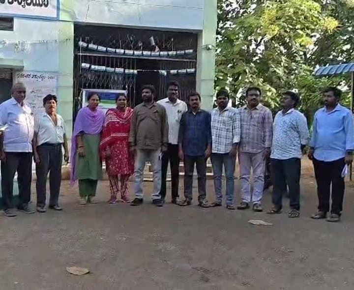 64 డిమాండ్లపై ఉద్యోగుల ఆందోళన
