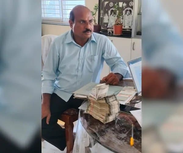 ఎక్సైజ్ అధికారి అరెస్ట్ - Udayam Digital