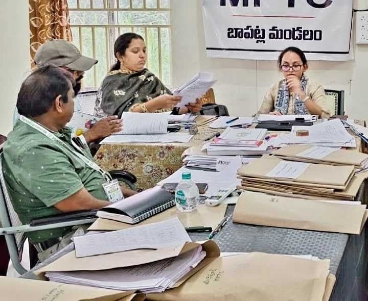 బాపట్లలో ఎంపీటీసీ నామినేషన్ల పరిశీలన ప్రారంభం - Udayam