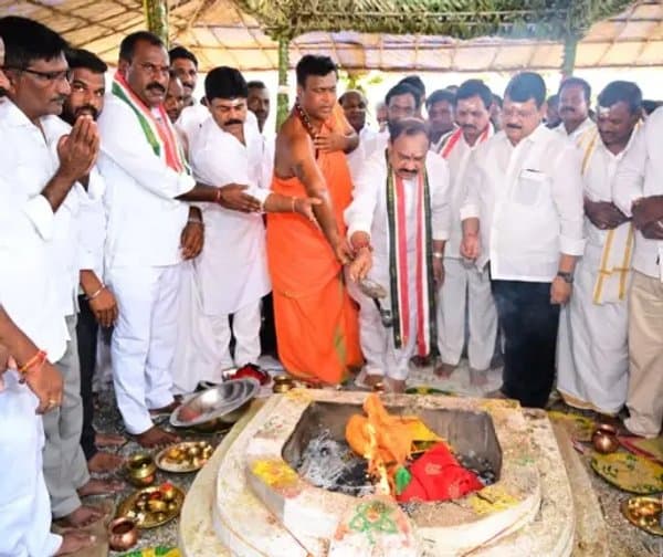 శివాలయంలో మహేశ్ కుమార్ గౌడ్ పూజలు