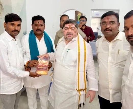 పొన్నం ప్రభాకర్‌ను కలిసిన బాన్సువాడ నేతలు