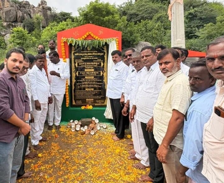 గ్రామాల్లో అభివృద్ధి పనులకు శంకుస్థాపన