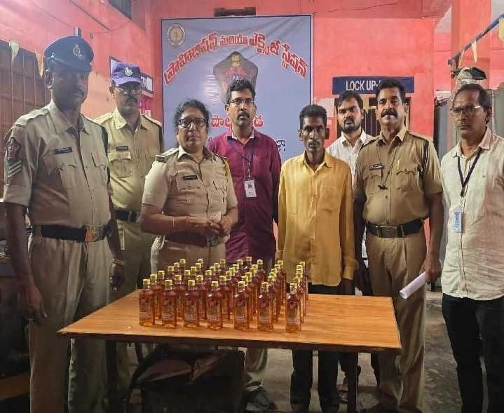పాలకొండలో 43 మద్యం బాటిళ్లు స్వాధీనం - Udayam
