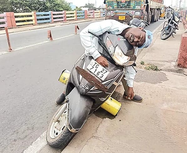 ద్విచక్రవాహనంపైనే గుండెపోటు