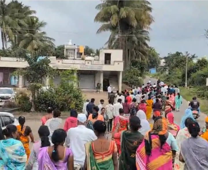 బాలిక హత్యపై గ్రామస్థుల రహదారి దిగ్బంధం - Udayam