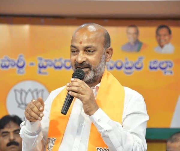 కాంగ్రెస్ నేతలకు కంటి పరీక్షలు చేయించాలి: బండి సంజయ్
