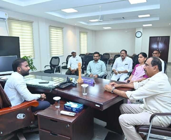 అభివృద్ధి పనులపై కలెక్టర్‌తో ఎమ్మెల్యే చర్చ - Udayam