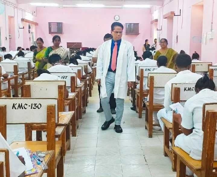 పరీక్షా కేంద్రాన్ని తనిఖీ చేసిన అధికారులు - Udayam
