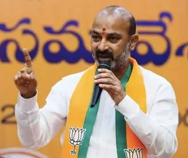 స్కూల్ యాజమాన్యంపై బండి సంజయ్ ఆగ్రహం