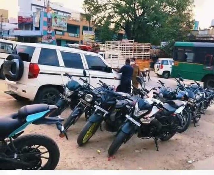 అంగళ్లులో 100 మందికి పైగా పోలీసులతో సోదాలు