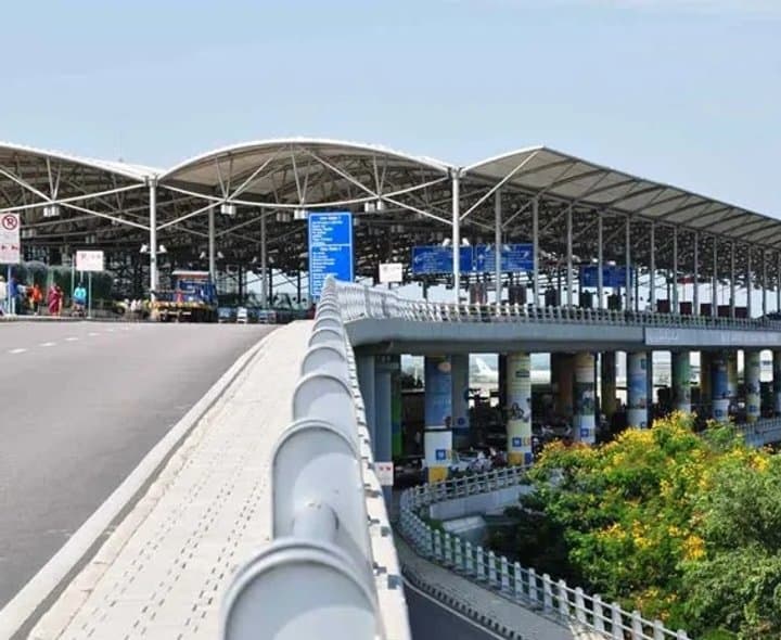 శంషాబాద్‌ ఎయిర్‌పోర్ట్‌లో బాంబు కలకలం