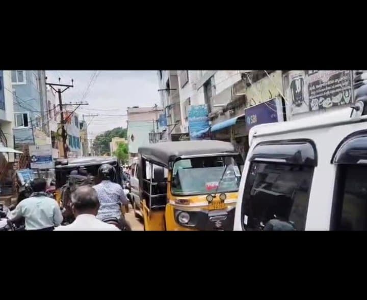 కృష్ణబజార్‌ ఐదు రోడ్ల జంక్షన్లో ట్రాఫిక్‌ కష్టాలు