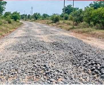 ఏడాది దాటినా పూర్తికాని రోడ్డు పనులు - Udayam