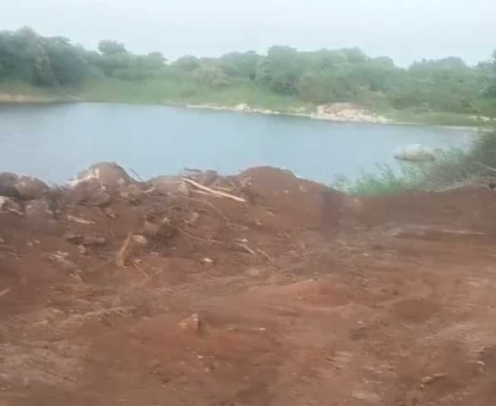 మల్లాయి చెరువు ఆక్రమణపై రైతుల ఆగ్రహం