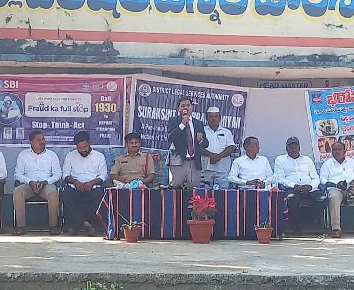 విద్యార్థులు చట్టాలపై అవగాహన పెంచుకోవాలి - Udayam