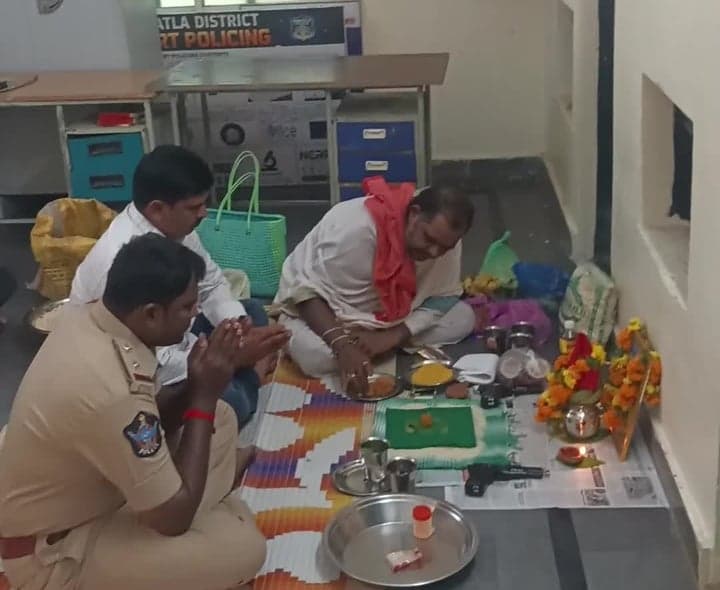ఇంకొల్లులో ఆయుధ పూజ చేసిన పోలీసులు - Udayam