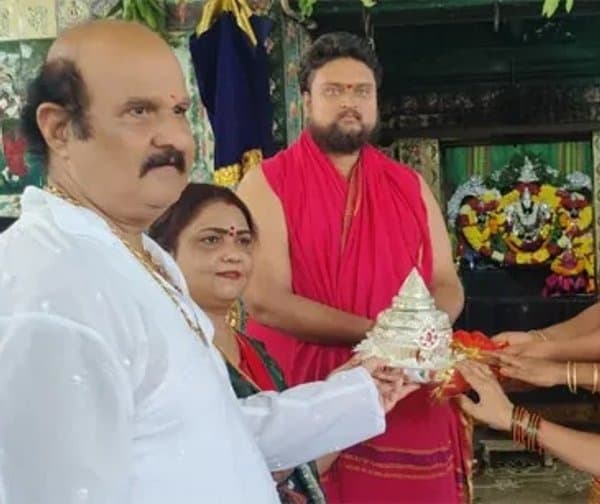 వెంకన్నకు వెండి కిరీటం కానుక