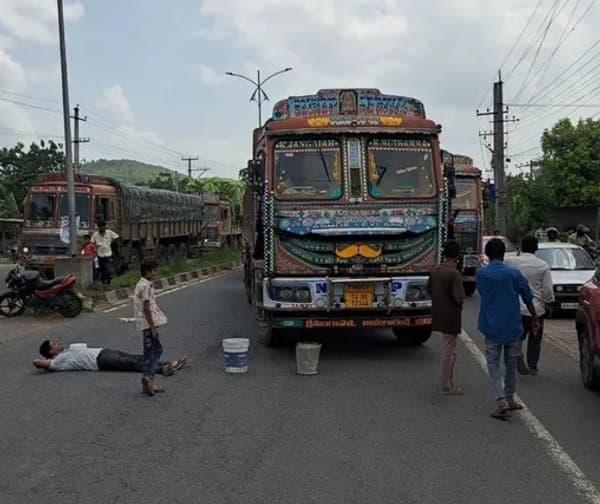 ఖాళీ బకెట్లతో జాతీయ రహదారిపై వినూత్న నిరసన