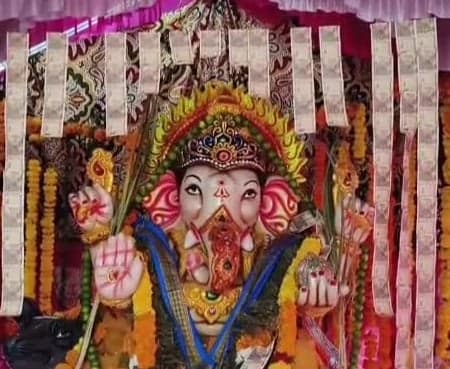 కరెన్సీ నోట్లతో వినాయకుడి అలంకరణ - Udayam