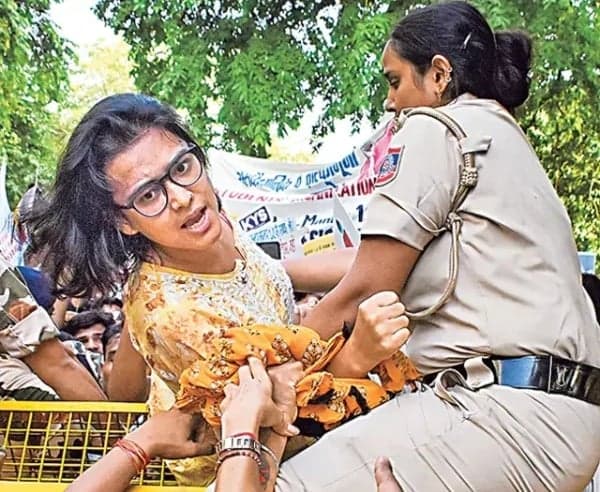 నేహా బోరాకు హైకోర్టులో చుక్కెదురు.. పిటిషన్ కొట్టివేత