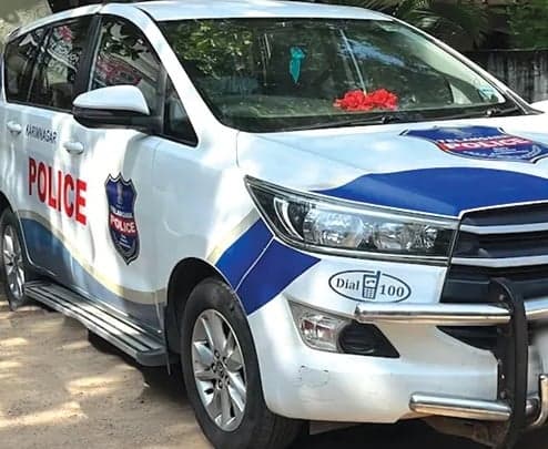 పోలీసులపై కోపంతో పెట్రోలింగ్ వాహనం ఎత్తుకెళ్లి.. ప్రమాదం - Udayam