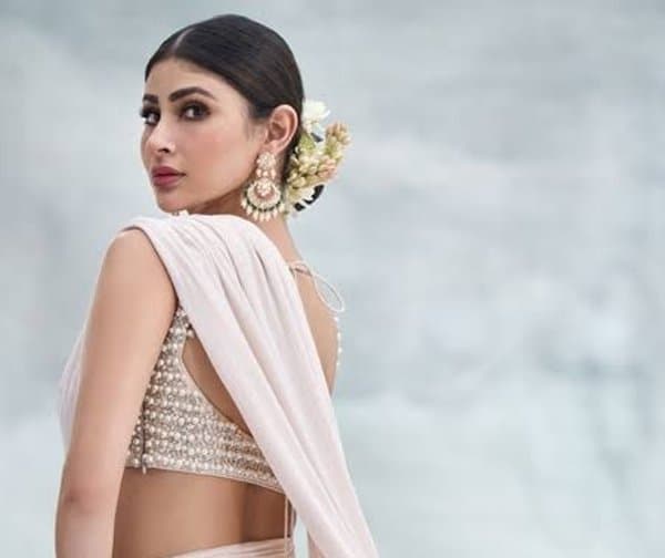 తనను ఫొటోలు తీయొద్దన్న మౌనీ రాయ్