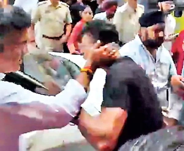 యువకుడిపై చేయిచేసుకున్న మంత్రి  - Udayam
