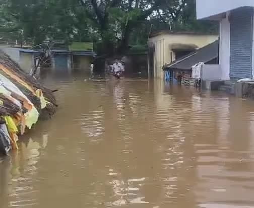 వంతరం కాంప్లెక్స్‌లో వరదనీరు - Udayam
