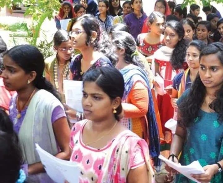 ఏపీలో డిగ్రీ అమ్మాయిలకు రూ.30 వేల స్కాలర్‌షిప్‌