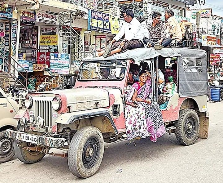 జీపులో ప్రమాదకర ప్రయాణం