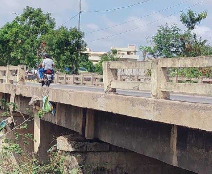 బండ్లగూడ పెద్ద నాలా బ్రిడ్జి సైడ్ వాల్ కూలిపోవడంతో ప్రమాదం పొంచి ఉంది.