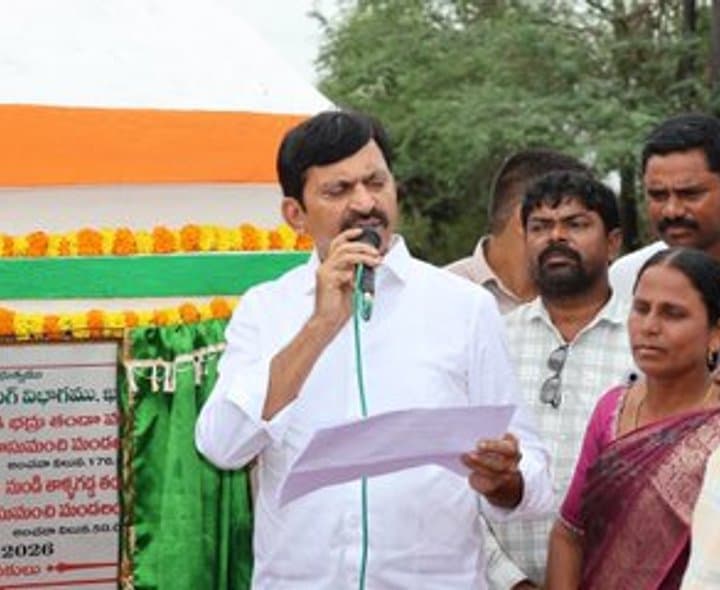 పాలేరులో బీటీ రోడ్డు పనులకు మంత్రి శంకుస్థాపన - gallery image 2