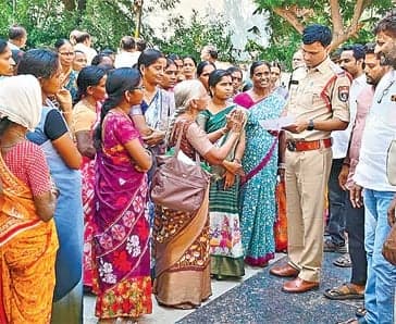 గ్రామంలో మద్యం దుకాణాలు మూసివేయాలని మహిళల నిరసన