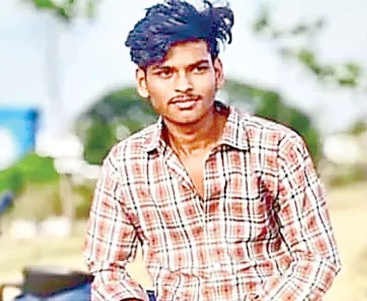 రోడ్డు ప్రమాదంలో డిగ్రీ విద్యార్థి మృతి