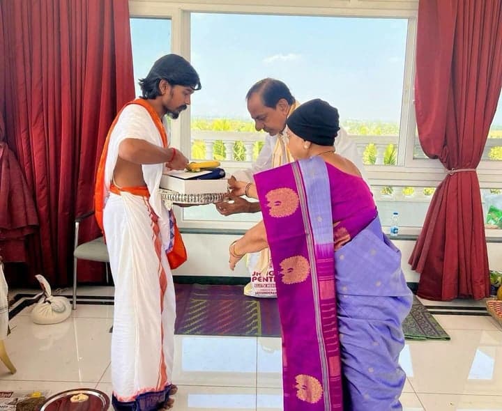 ఎర్రవల్లి నివాసంలో కేసీఆర్ దంపతుల హోమం - gallery image 2