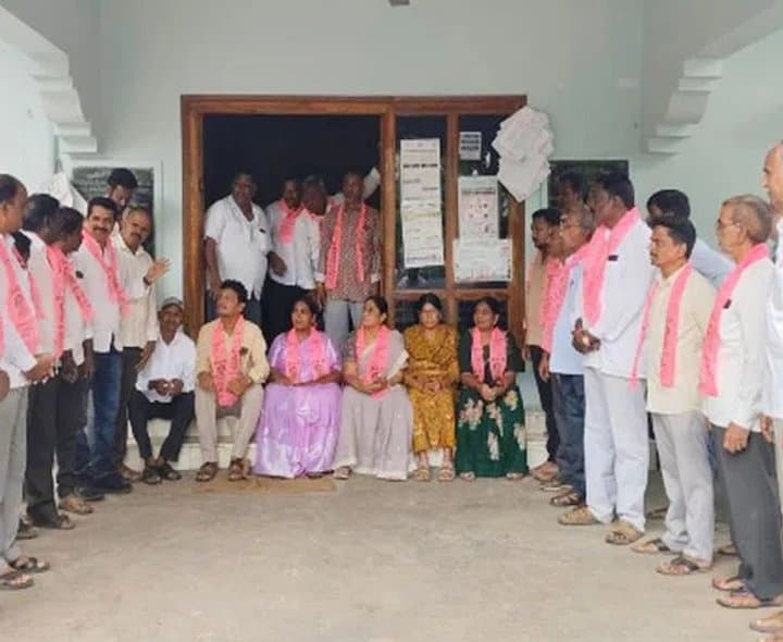 మంచినీటి బిల్లుల వసూళ్లపై వైరాలో ధర్నా