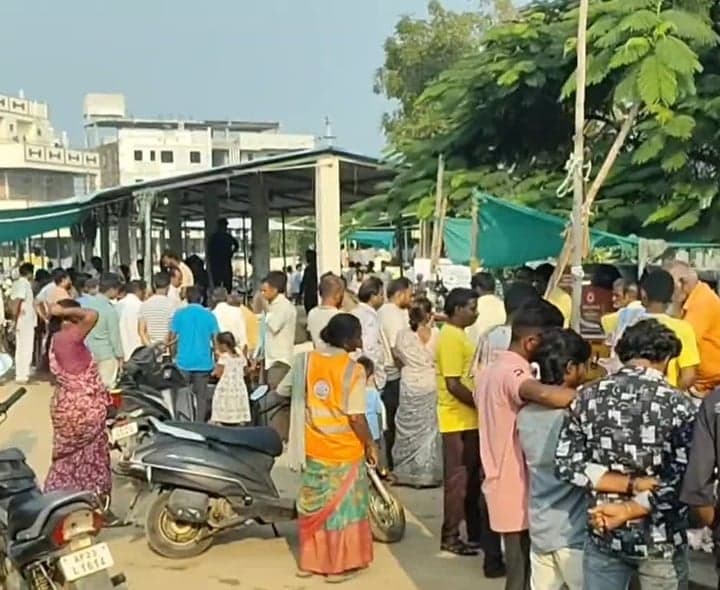 రామాయంపేటలో మటన్, చికెన్‌కు రద్దీ - Udayam