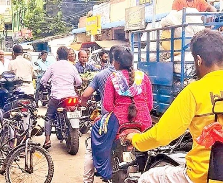 కాకినాడలో రోజూ ట్రాఫిక్‌ పద్మవ్యూహం