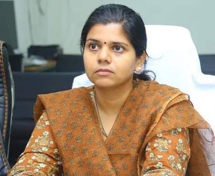 ప్రసూతి సెలవులో కలెక్టర్‌ ఇలా త్రిపాఠి