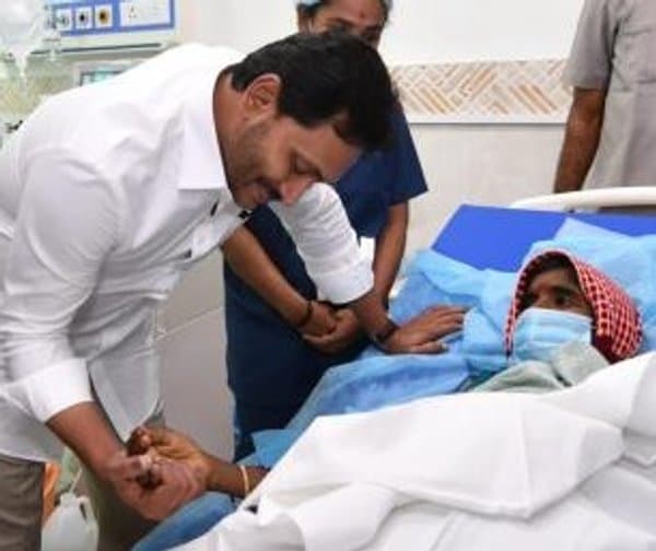 విశాఖ స్టీల్ ప్లాంట్ బాధితులను పరామర్శించిన జగన్  - Udayam Digital