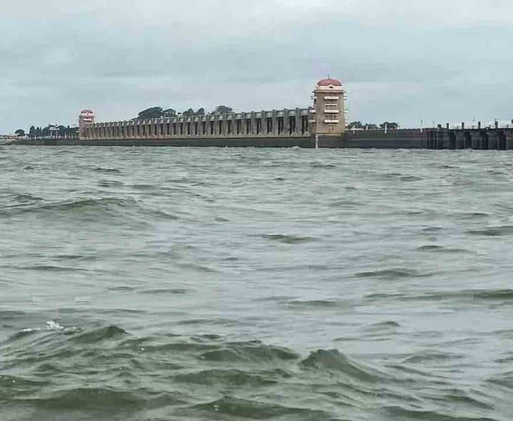 తుంగభద్ర జలాశయానికి స్థిరంగా వరద ప్రవాహం