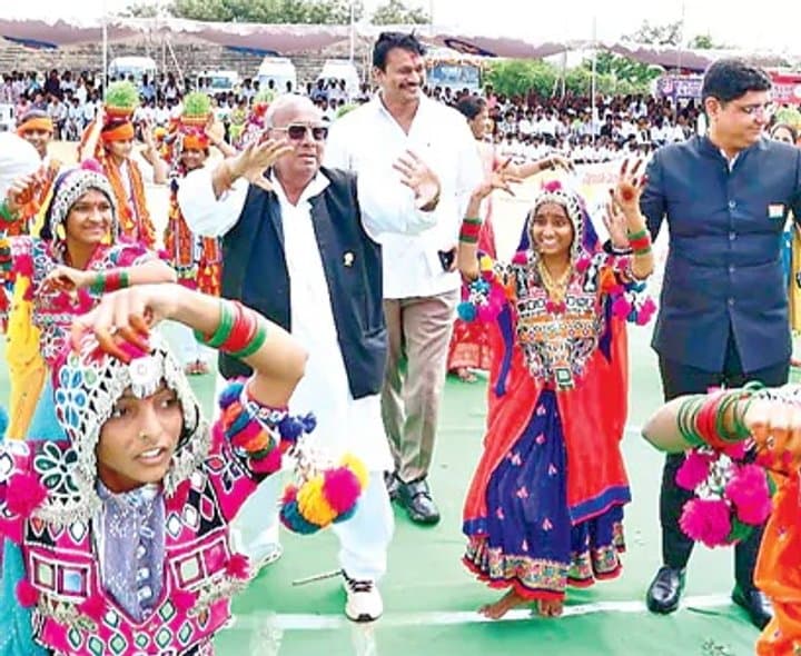 విద్యార్థులతో నేతల నృత్య సందడి - Udayam