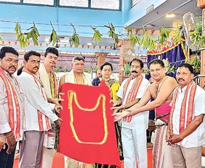 వాడపల్లి వెంకన్నకు స్వర్ణహారం
