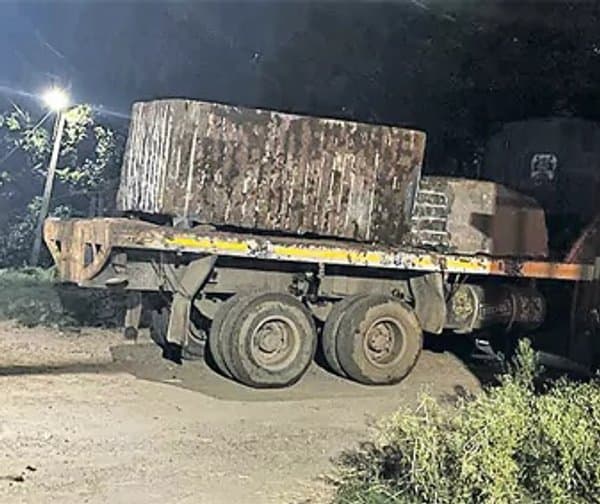 చీకటి ముసుగులో గ్రానైట్ అక్రమ రవాణా