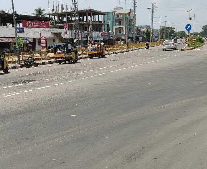 పెరవలిలో బస్‌షెల్టర్‌ లేక ప్రయాణికుల ఇబ్బందులు - Udayam