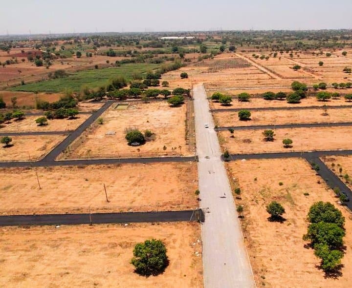 నిర్మాణాలు చేపట్టని ప్లాట్లపై పన్నుల మోత