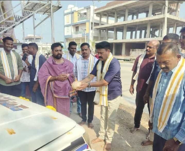 రుద్రంగిలో పోలీస్‌ వాహనాలకు ప్రత్యేక పూజలు - Udayam