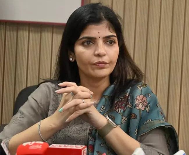 బాధిత విద్యార్థినికి మహిళా కమిషన్ అండ